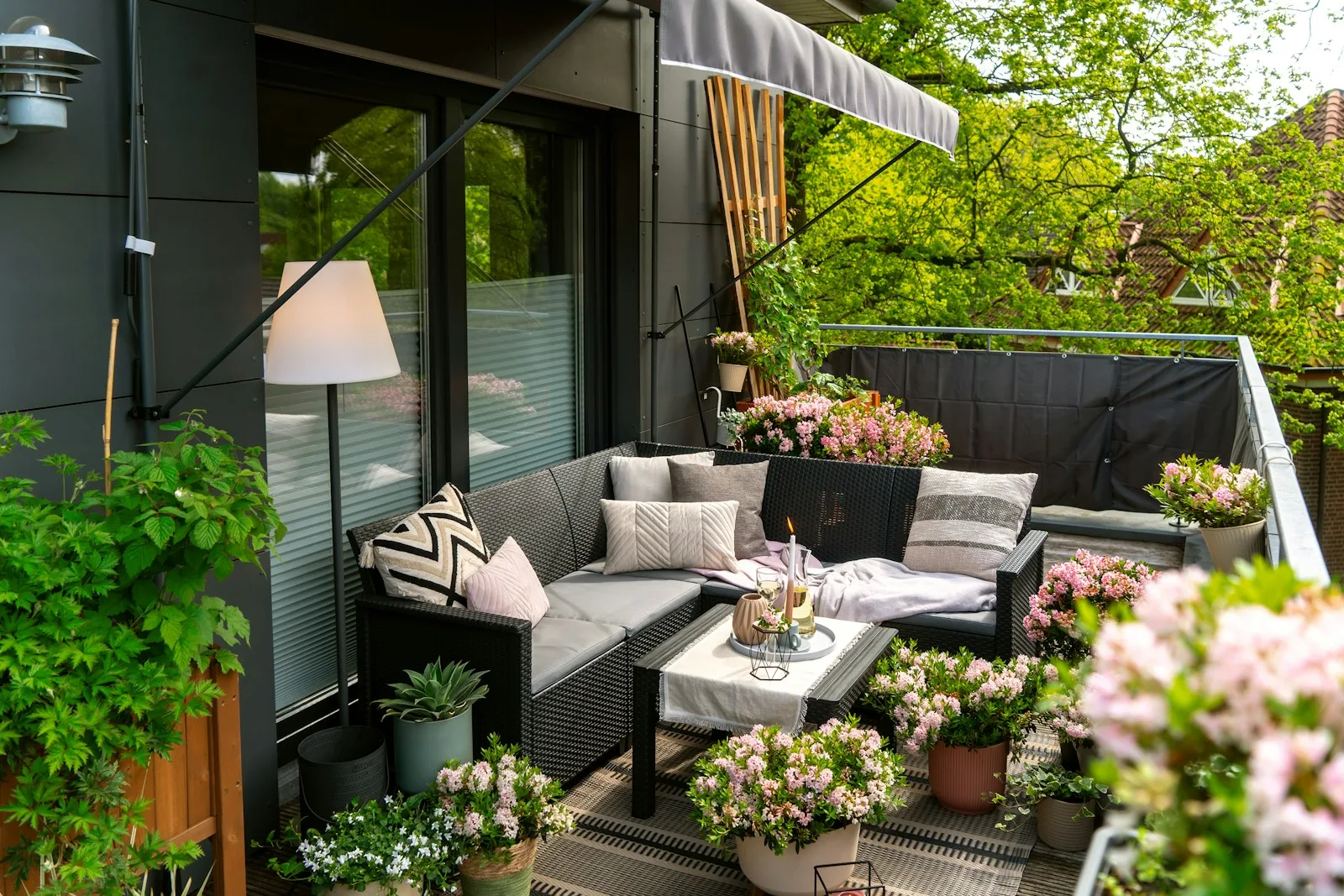 Balcon aménagé avec une assise et de l'ombre