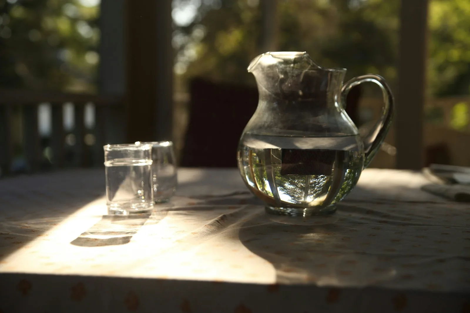 Verre d'eau et carafe posés à portée de main sur une table
